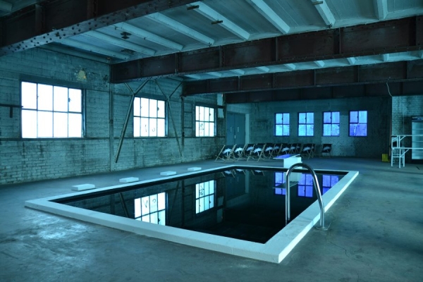 Ein Indoor Pool in blauer Stimmung 