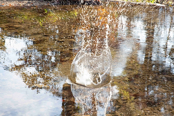 Foto eines Sees,
                                          die Wasseroberfläche ist bewegt von einem Gegenstand der hineingefallen ist.