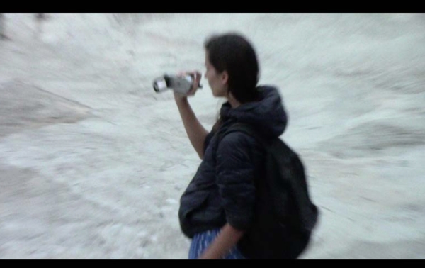 Eine
                                          Person filmt mit einer Handkamera, Filmstill
