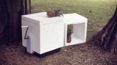 Box mit
                                          Kurbel in der Wiese