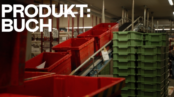 Kisten auf
                                          einem Förderband in einem Bücher Logistik-Center