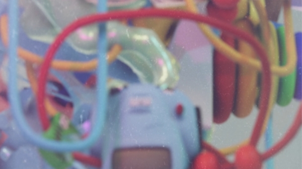 Veranstaltungsplakat, verschwommen ist ein altes Handy und Kabel zu
                                          sehen. Text: Titel der Veranstaltung und Namen der Teilnehmer*innen.