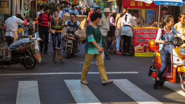 Ein Foto einer
                                          belebten Straße in Shanghai