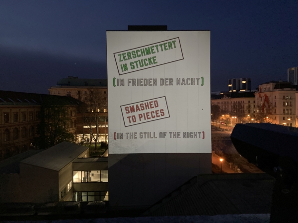 Foto: Lawrence Weiner Projektion
                                          Credit: Holler/Wuensche 