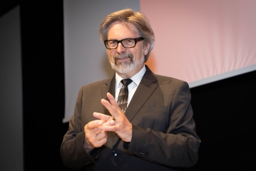 Bild von Gerald Bast im Rahmen der Ehrenringverleihung.