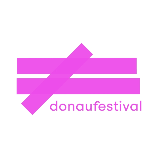 Donaufestival. Logo, zwei rosa Striche und ein Strich hindruch