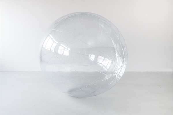 Judith P. Fischer, OBJEKT SIAMOIS III (2024) PVC, LUFT 165 x 165 x 200 cm 