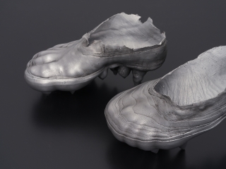 Schuhe aus
                                          Aluminium