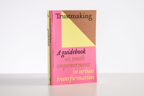 Buchcover Trustmaking – a guidebook on youth empowerment in urban transformation. Autoren: The Trustmaking Collective,
                                          Design: Kees de Klein