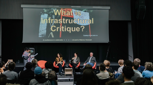 Round table discussion in front of an audience