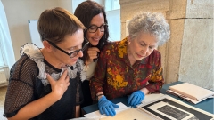 Besuch von Helen Kraus in Kunstsammlung
                                          und Archiv, 2. September 2024: Petra Schaper Rinkel, Cosima Rainer, Helen Kraus
