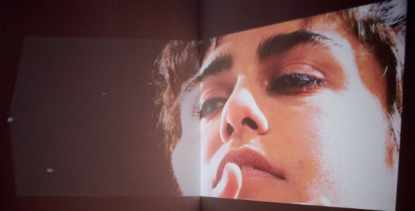 Foto eines Frauengesichts für die Lesung Text in Arbeit 2026