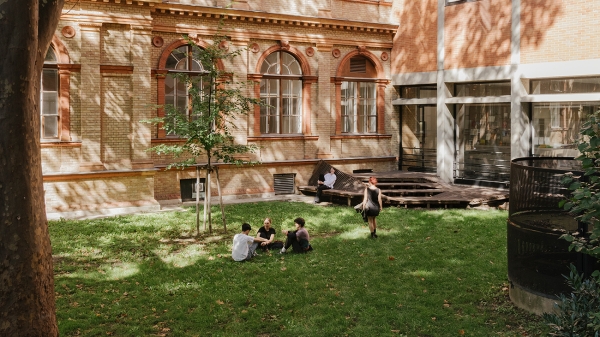 A group of students sitting in the courtyard of the University of Applied Arts Vienna