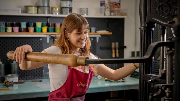 Janka Kocisek operating a printing press at the University
                                          of Applied Arts Vienna