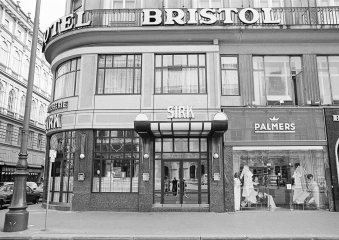 Margherita Spiluttini,
                                          Sirkecke/Hotel Bristol, Opernring, Wien, 1981 Archiv-Nummer N213-32 