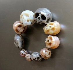 Shinji Nakaba OMNIA VANITAS. A ring full of skulls, pearl, stainless steel, 40 x 40 x 14 mm, 2018　 Foto: Shinji
                                          Nakaba
