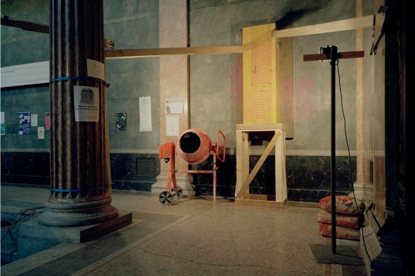 Plattform Geschichtspolitik, Intervention in das Kriegerdenkmal eines Nazi-Bildhauers, Aula
                                          der Akademie der bildenden Künste Wien, Jänner 2010