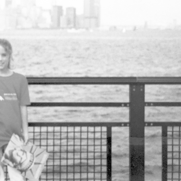 Frau mit Skyline von New York im Hintergrund schwarz/weiß