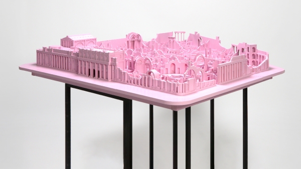 The Bank of England in Ruins, Studio Jacob, 2024 Ein rosa Modell der
Bank von England in Ruinen