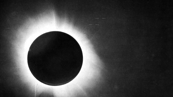 Bestimmung der Lichtablenkung durch das Gravitationsfeld der Sonne anhand von Beobachtungen während
der totalen Sonnenfinsternis in Sobral (Brasilien) am 29. Mai 1919, CC0