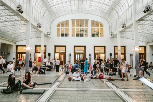 Postsparkasse
                                          Wien Kassenhalle