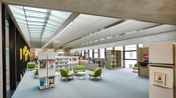 Universitätsbibliothek der Angewandten mit Sitzgruppen und Regalen