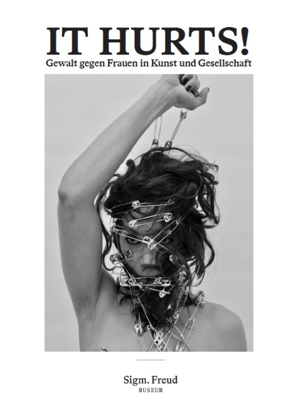 Frau mit Klammern im Gesicht