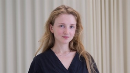 Porträt von Alisa Omelyantseva der Fotografin Teuta Jonuzi