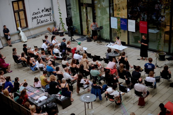 Angewandte Festival
                                          2025: Lesung des Instituts für Sprachkunst vor sitzendem Publikum im Innenhof des Standorts VZA