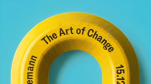 ©Lukas Liszka, Klasse für Ideen Das Veranstaltungsplakat Christoph Niemann The Art of Change zeigt einem gelben
Stift auf blauem Hintergrund