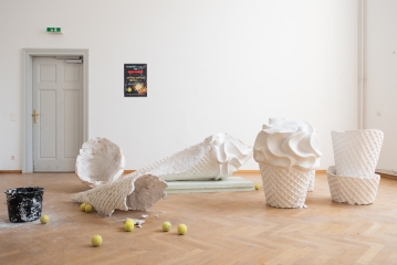 Anne Schmidt,
                                          Strahlte, Geschöpf, Champagner, zottig, Klumpen, 2023, Installationsansicht, Foto: eSeL.at – Joanna Pianka
