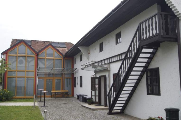 Der Hof des Kokoschka Museums mit dem neuen Ausstellungstrakt Der Hof des Kokoschka Museums mit dem neuen Ausstellungstrakt
                                          © Oskar Kokoschka Dokumentation Pöchlarn