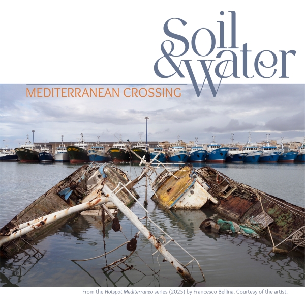 Plakat zur Ausstellung
                                          „Soil & Water: Mediterranean Crossing“ mit einem Foto von versunkenen, beschädigten Fischerbooten im Vordergrund und einer
                                          Reihe intakter Boote im Hafen im Hintergrund. Das Foto stammt aus der Serie Hotspot Mediterraneo (2025) von Francesco Bellina.
                                          Courtesy of the artist.