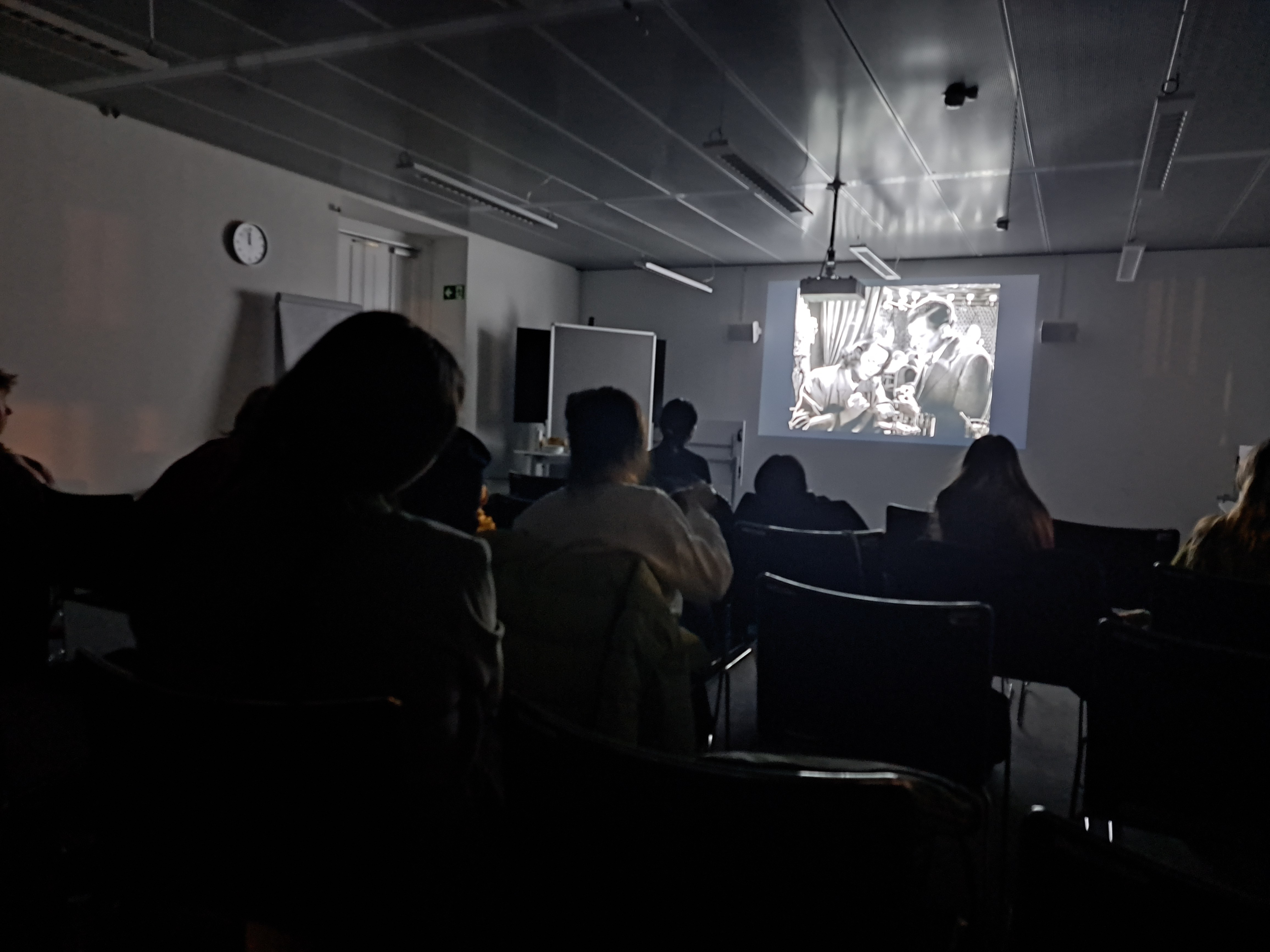 Blick auf eine Leinwand mit einem Standbild des Dritter-Mann-Films