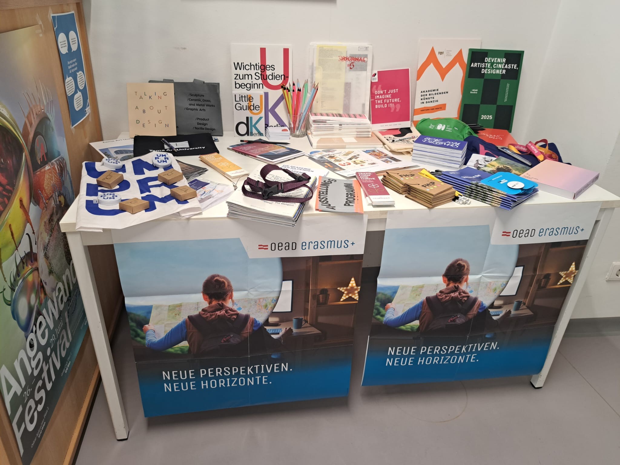 Tisch mit den Goodies unserer Partnerinstitutionen aus der ganzen Welt.