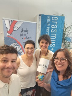 Das Team des International Office lächelt in die Kamera.